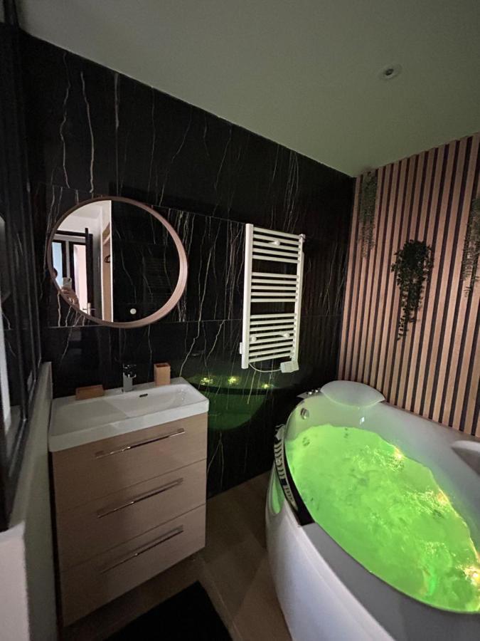 T4 Jolie Vue Avec Jaccuzzi Apartment Vitrolles  Exterior photo